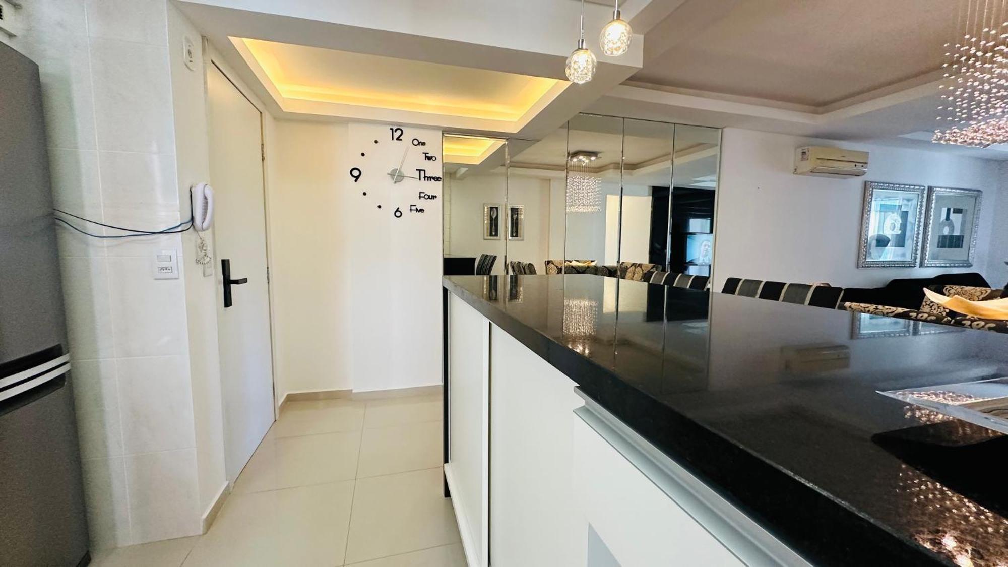 4 Dormitorios, 50 Metros Do Mar! Apartamento